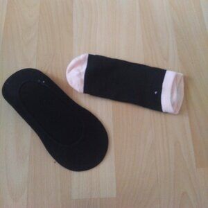 💲1⃣▶▶Ardene Black and Pink No-Show Socks